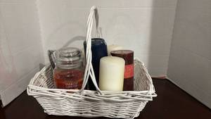 lot 1302 image: Candle Gift Set with Yankee Candle Autumn Leaves and White Wicker Basket