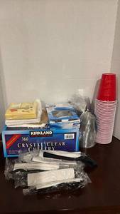 lot 1327 image: Kirkland Crystal Clear Cutlery Set 360 Pieces with Red Solo Cups