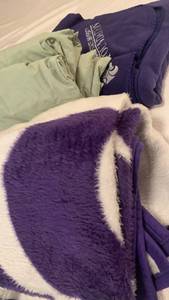 lot 1405 image: Throw blankets