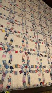 lot 1408 image: Machine and hand sewn wedding ring pattern quilt 72x80