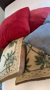 lot 1412 image: Throw pillows