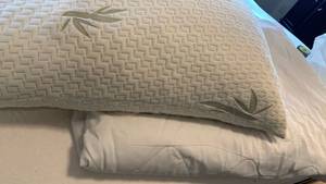 lot 1414 image: Queen mattress pad and Hometex foam bed pillow