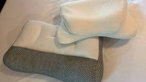 lot 1416 image: Foam pillows