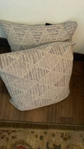 lot 1417 image: 22 inch throw pillows