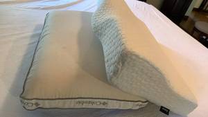 lot 1420 image: Memory foam bed pillows