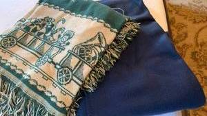 lot 1428 image: Throw blankets