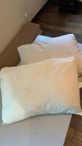 lot 1430 image: Bed pillows