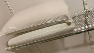 lot 1431 image: Memory Foam bed pillows