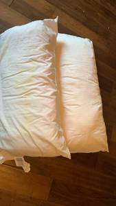 lot 1432 image: King bed pillows