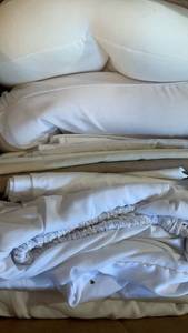 lot 1443 image: Misc sheets, pillow cases and pillows