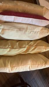 lot 1445 image: Throw pillows