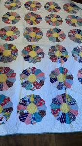 lot 1449 image: Hand and machine sewn quilt 82x69