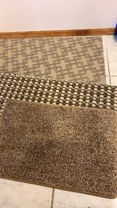 lot 1453 image: Throw rugs 35x26