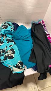 lot 1462 image: Misc swim wear pieces ML