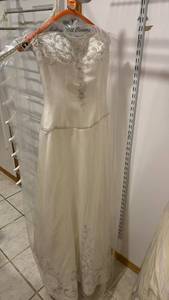 lot 1470 image: Wedding gown size 6