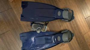 lot 1488 image: Swim flippers and goggles