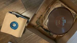 lot 1511 image: Vintage 78 and 45 records