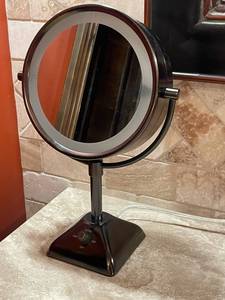 lot 1556 image: Lit beauty mirror