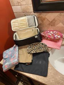 lot 1561 image: Make- up bags
