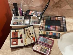 lot 1566 image: Various make-up with organizer tray