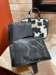 lot 1583 image: Hanging Mary Kay makeup bags