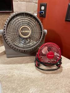 lot 1592 image: Desktop fans