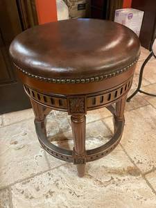 lot 1595 image: Frontgate swivel top stool