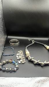 lot 1924 image: Assorted Fashion Jewelry Collection - Bracelets and Necklaces