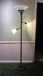 lot 2007 image: Floor lamp 71in, 3 lights, heavy, IN BASEMENT