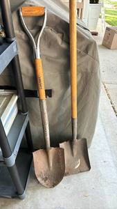 lot 3007 image: Long-Handle Garden Shovels with Wood Handles