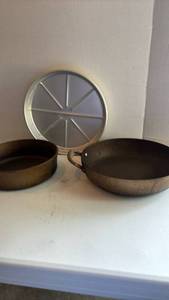 lot 3056 image: Two skillets and two deep dish pizza pans