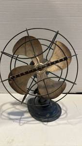 lot 3132 image: Vintage Westinghouse Electric Desk Fan with Metal Blades and Protective Cage