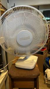 lot 3136 image: White Oscillating Electric Table Fan