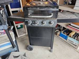 lot 3200 image: Char-Broil grill (no propane tank)