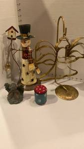 lot 3406 image: Christmas decor&nbsp