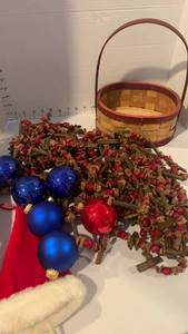 lot 3415 image: Christmas Garland, basket and more