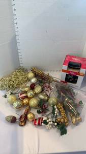lot 3427 image: Christmas decor