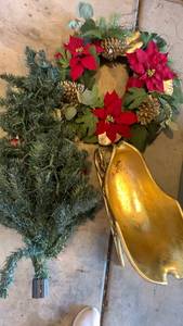 lot 3500 image: Christmas decor