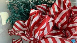 lot 3513 image: Christmas lights and bows