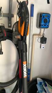 lot 3612 image: Worx blower with charger but no battery