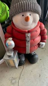 lot 3621 image: Snowman with lantern 26 inches tall