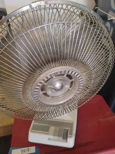 lot 3718 image: Windmere 12 inch Oscillating Fan