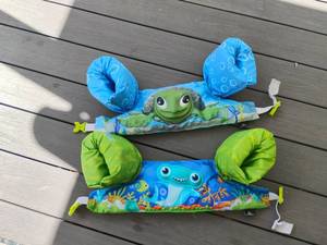 lot 4105 image: Life Jackets. 30 to 50 lbs
