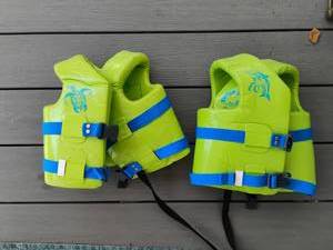 lot 4106 image: Life Jackets.  30 to 50 lbs