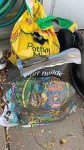 lot 4207 image: Turf builder, and potting soil