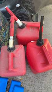 lot 4208 image: 3 2gallon gas cans