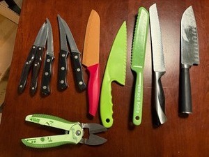 lot 1288 image: Cutco paring knives and other knives