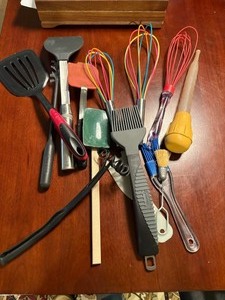 lot 1289 image: Spatulas and whisks