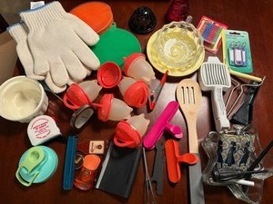 lot 1290 image: Kitchen utensils