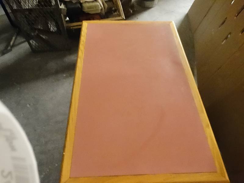 lot 2474 image: pedestal dining table- 30 x 48